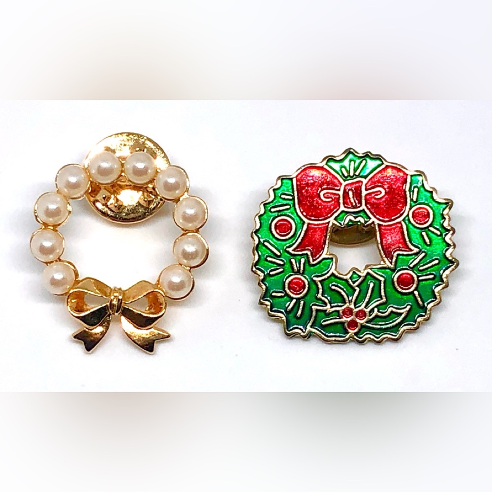 Vintage Red Green Enamel and White Pearl Christmas Wreath w/ Bow Tac Pin Bundle